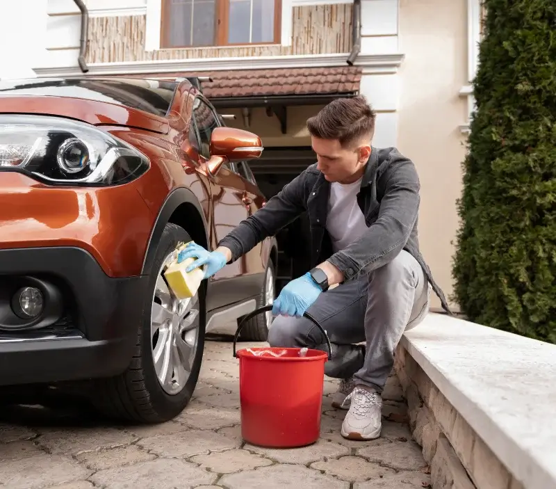 Lavage auto à domicile Saint-Sever-du-Moustier : professionnel intervenant sur un véhicule
